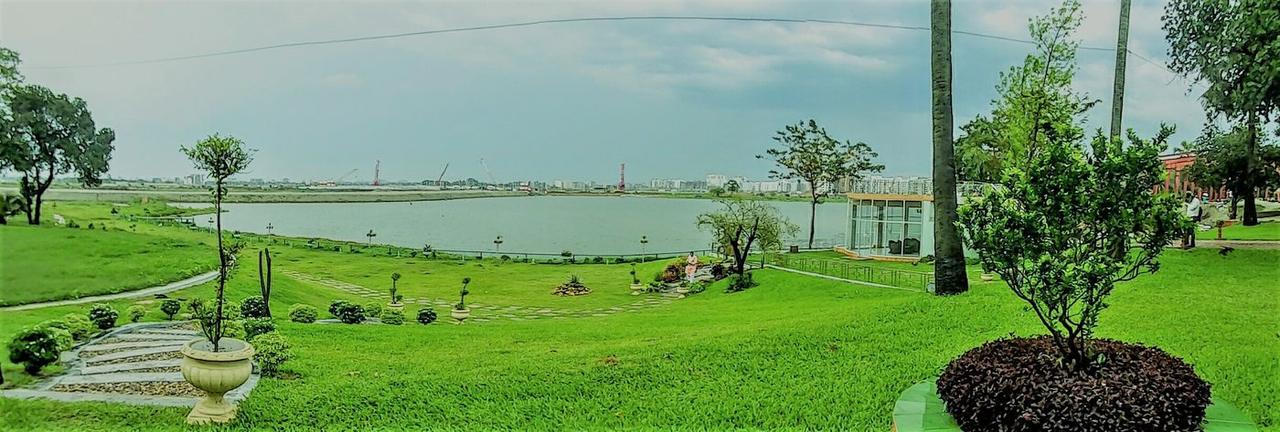 Panoramic view of the lawn, river and city skyline beyond the party center